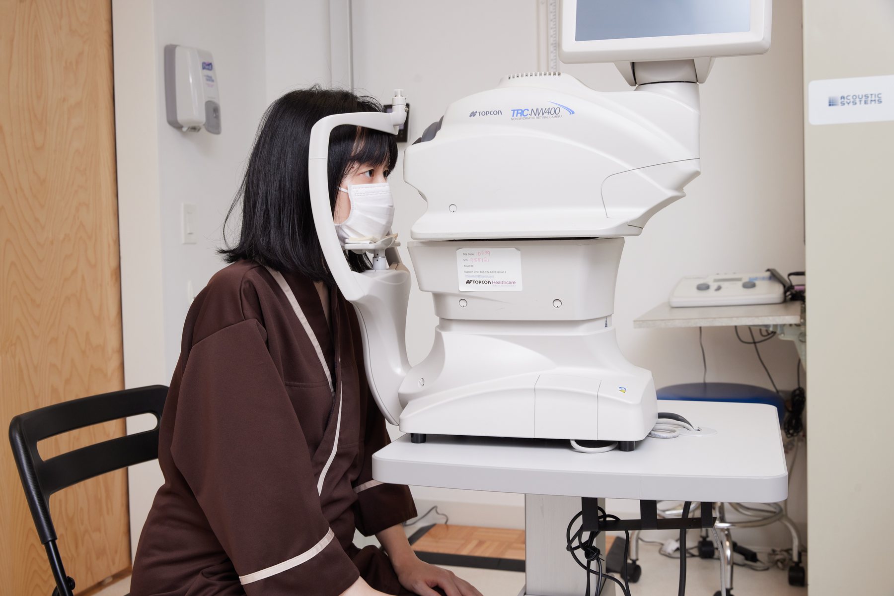 院内で眼底検査を受ける様子